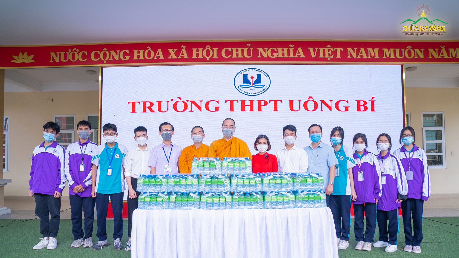 Chư Tăng chùa Ba Vàng trao tặng nước tại điểm trường THPT Uông Bí
