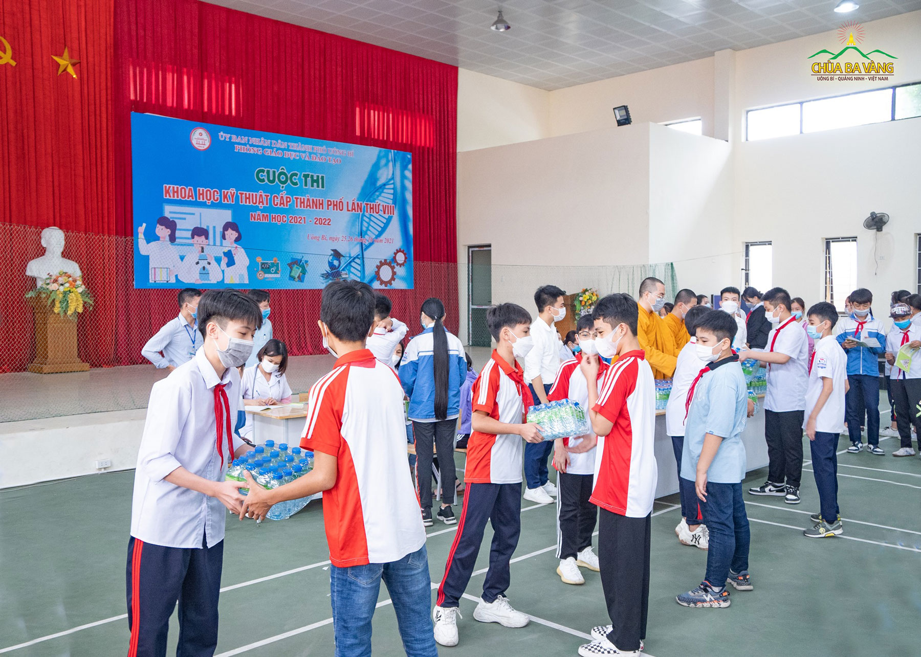 Các em học sinh trường THCS Trần Quốc Toản cùng hỗ trợ nhau chuyển phần quà của chùa Ba Vàng