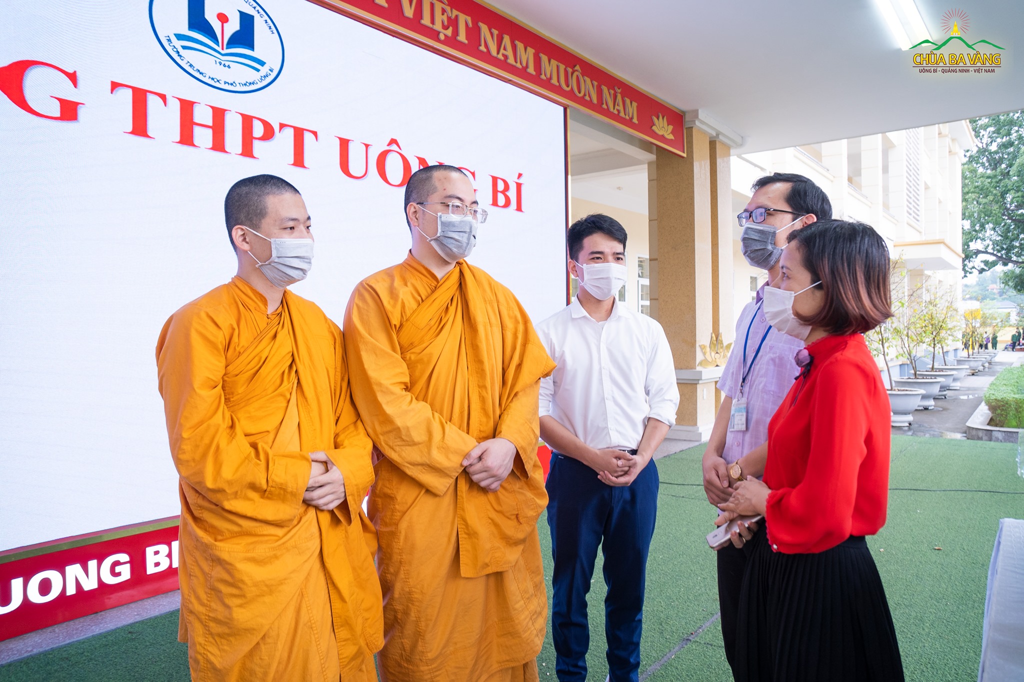 Các thầy cô giáo trường THPT Uông Bí gửi lời cảm ơn đến sự quan tâm của chùa Ba Vàng