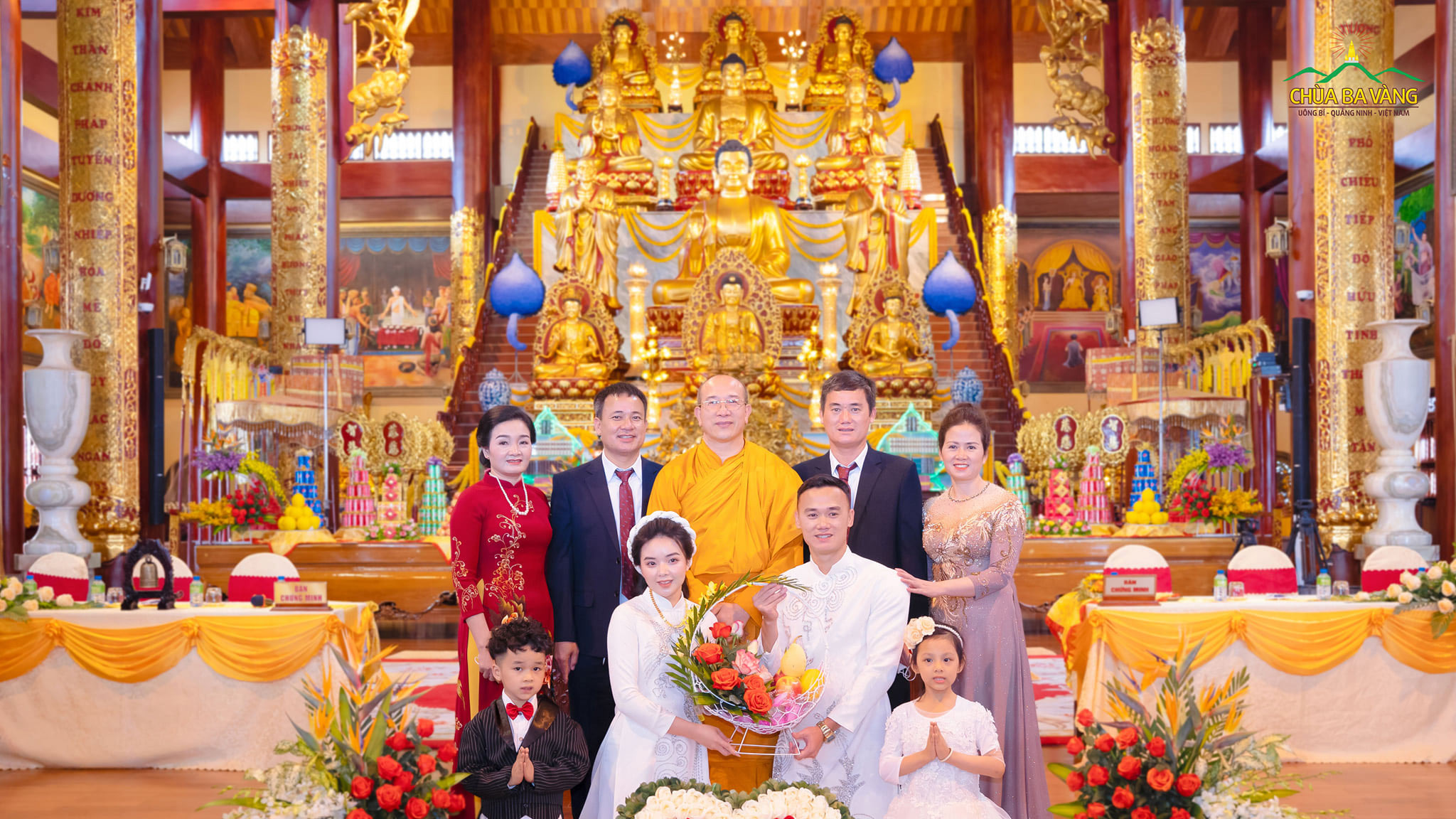 Tân lang, tân nương cùng gia đình chụp ảnh lưu niệm với Sư Phụ Thích Trúc Thái Minh (ảnh năm 2021)
