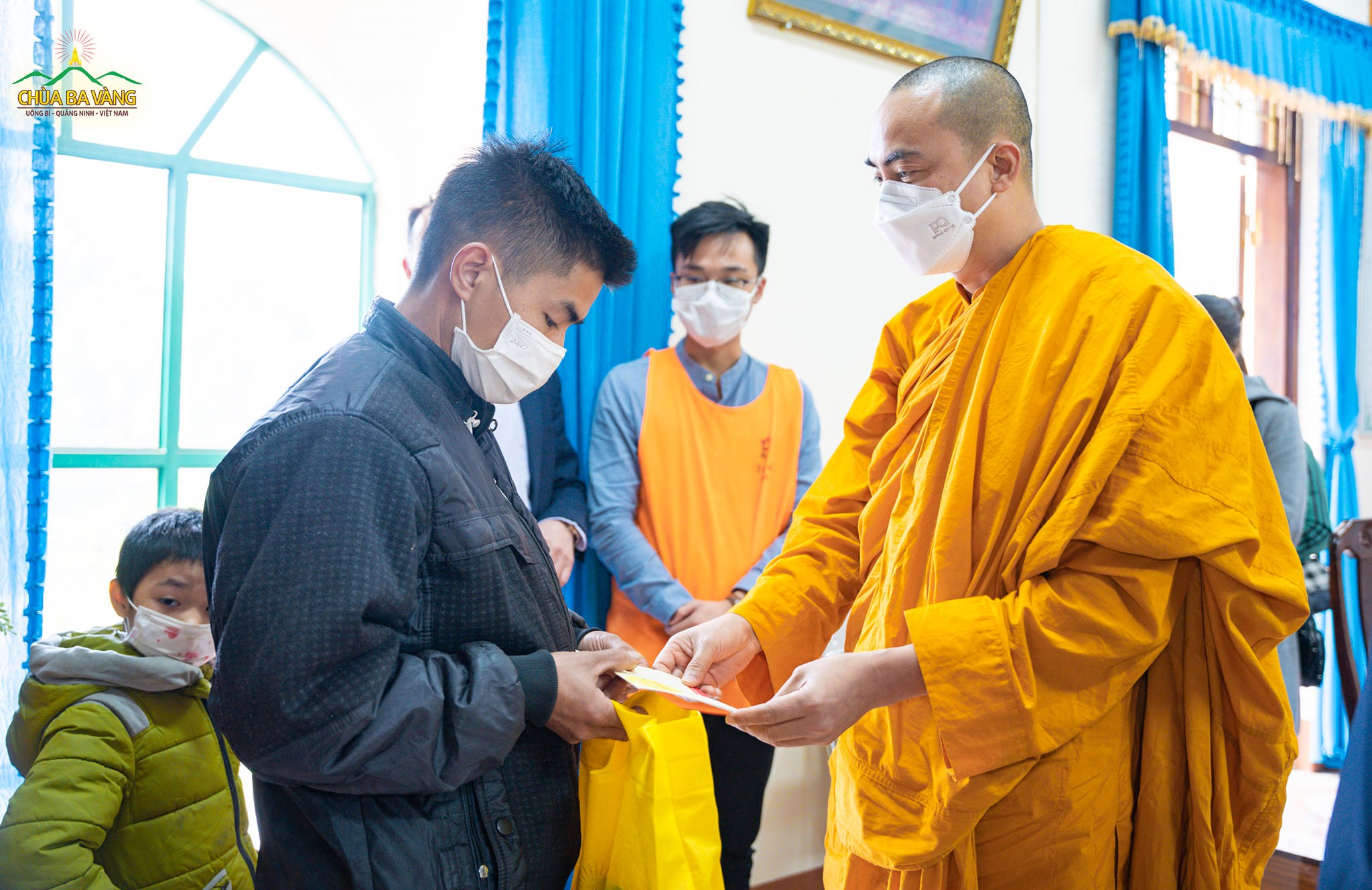Chư Tăng trao tặng tịnh tài cho người dân nghèo tỉnh Thái Nguyên
