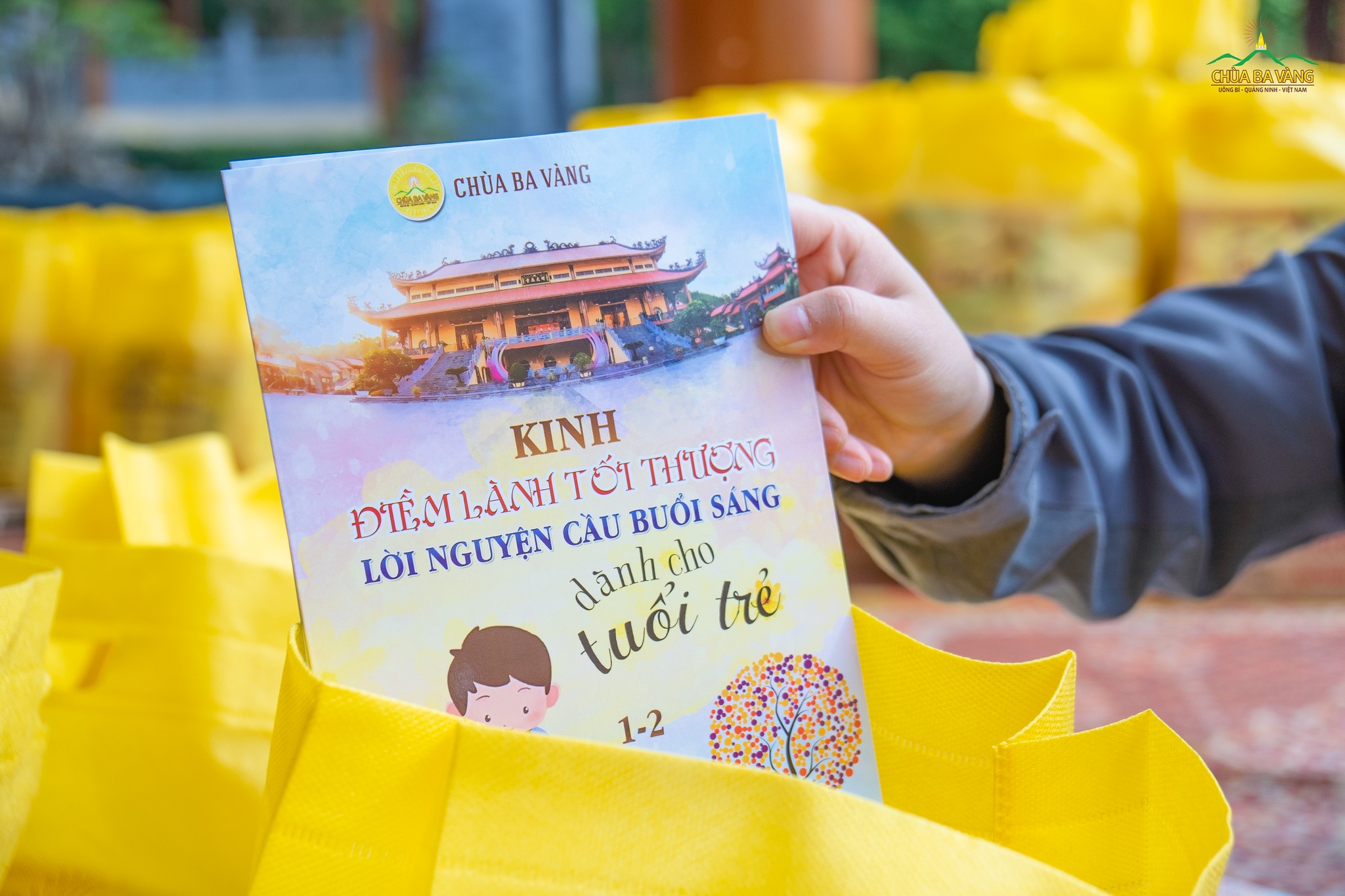 Kinh Điềm Lành - món quà ý nghĩa của chùa Ba Vàng dành tặng các gia đình có hoàn cảnh khó khăn và trẻ em nghèo vượt khó