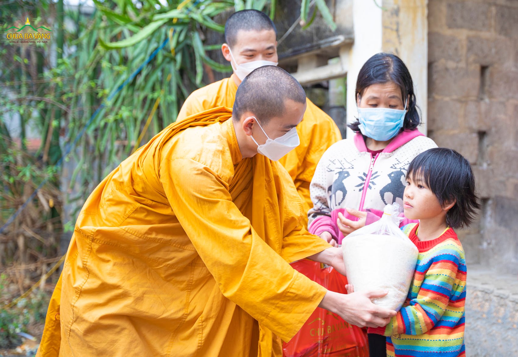 Chư Tăng chùa Ba Vàng trao tặng gạo và phần quà cho gia đình có hoàn cảnh khó khăn