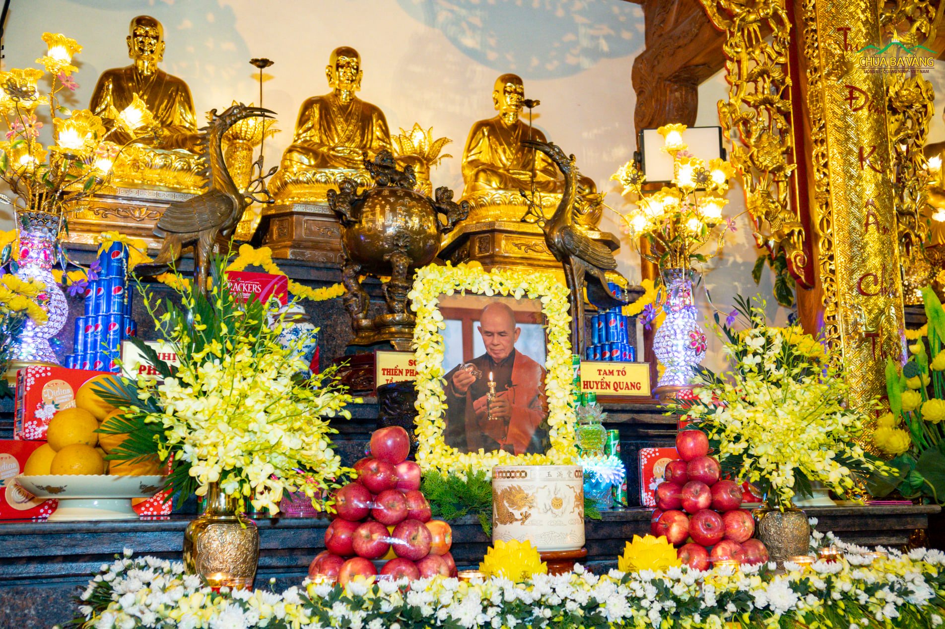 Linh ảnh của Thiền sư Thích Nhất Hạnh được đặt tại tổ đường chùa Ba Vàng