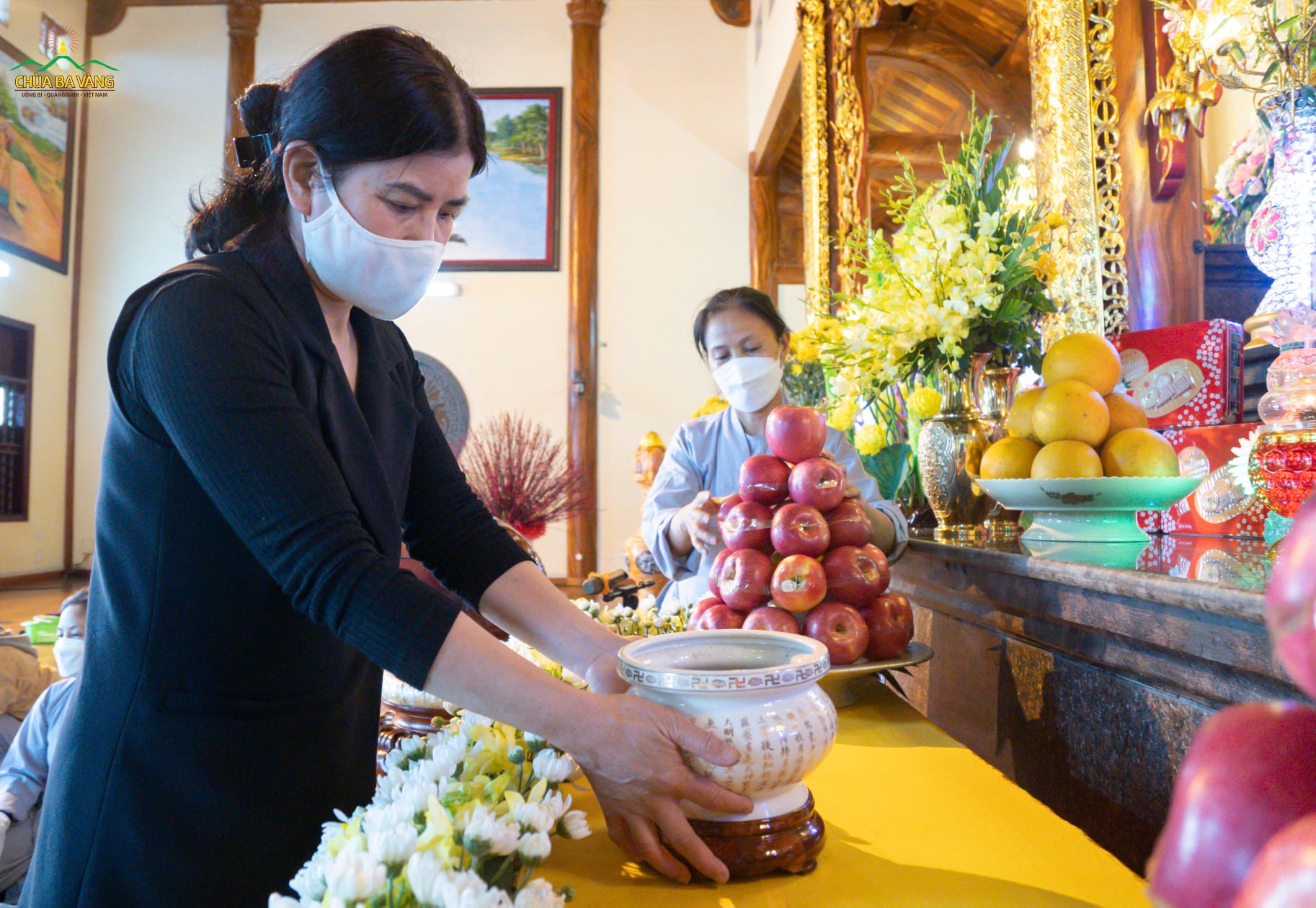 Với tấm lòng thành kính, các Phật tử tu học cấm túc tại chùa đang cố gắng hoàn thiện các công việc một cách tốt nhất cho buổi lễ