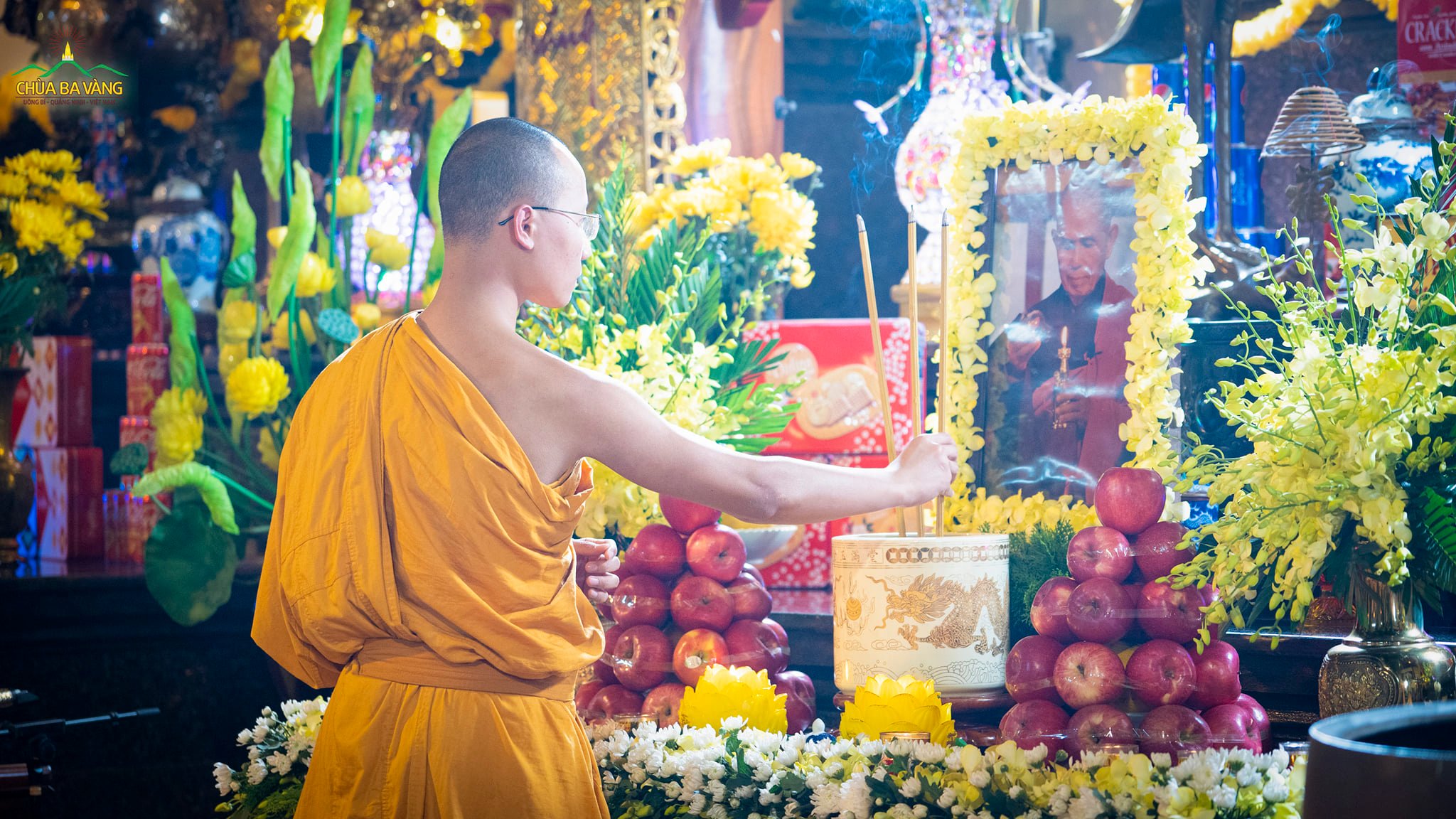 Chư Tăng dâng hương trong lễ tưởng niệm Hoà thượng Thiền sư Thích Nhất Hạnh