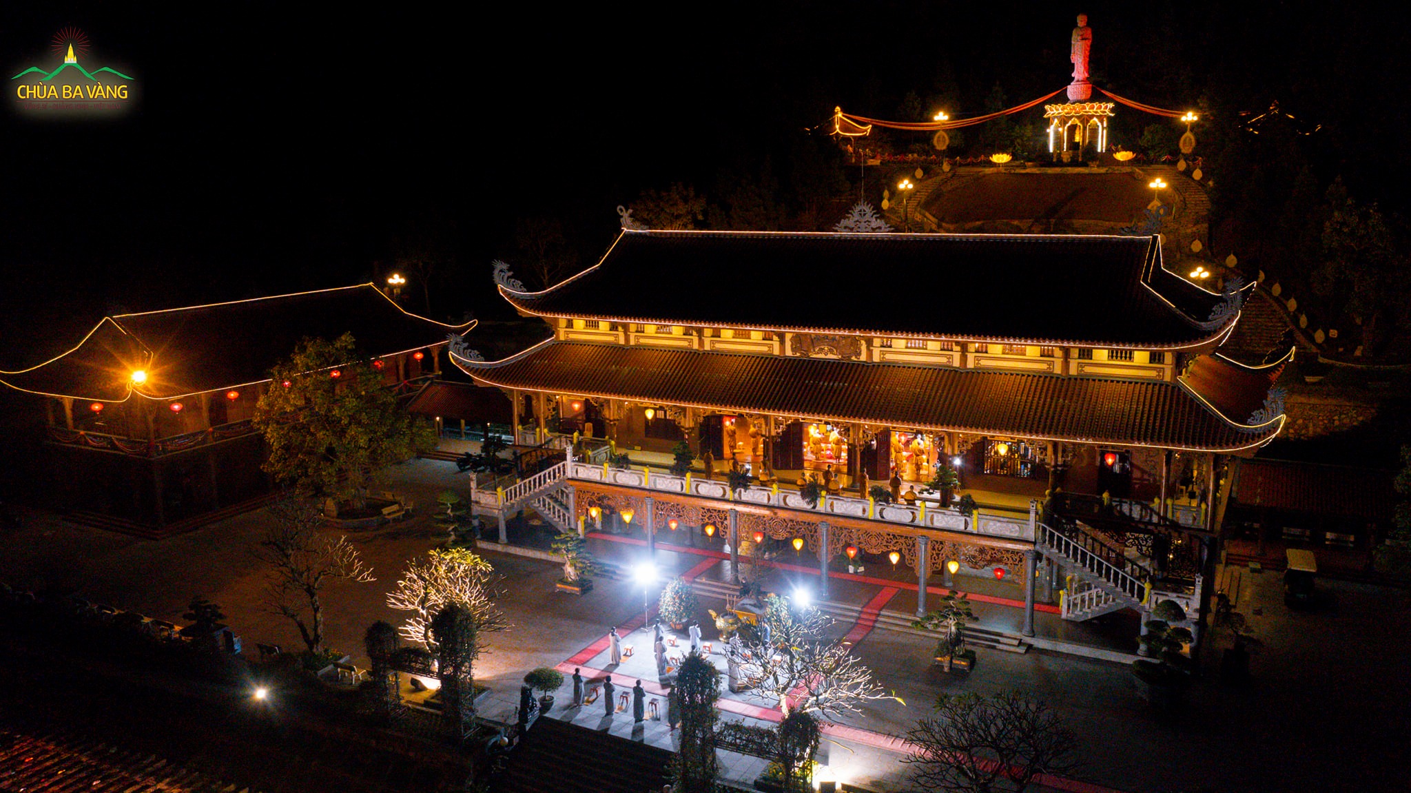 Trong không khí trang nghiêm và lắng đọng, chùa Ba Vàng tổ chức chương trình tưởng niệm Hoà thượng Thiền sư Thích Nhất Hạnh tại tổ đường chùa Ba Vàng
