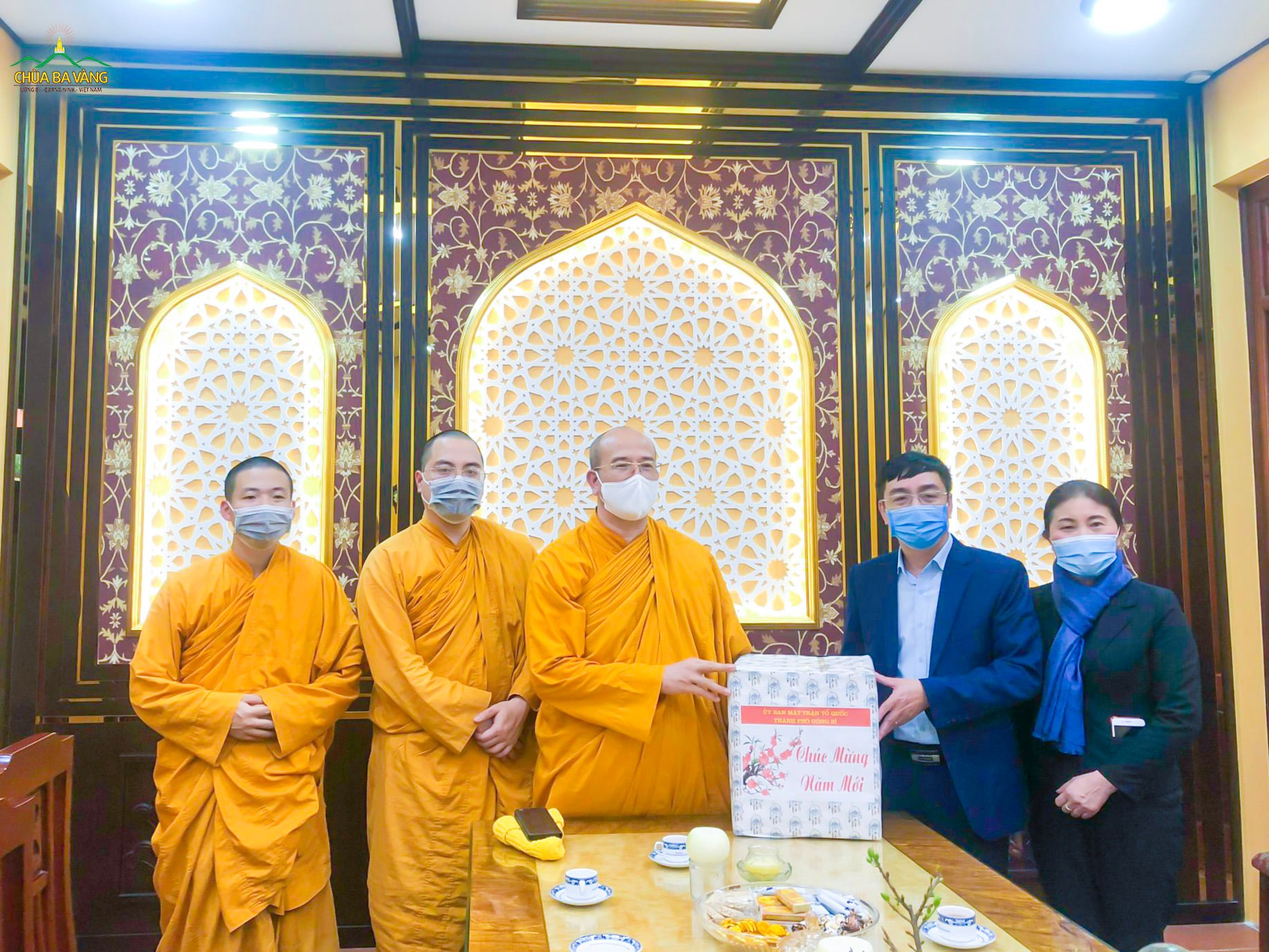 Lãnh đạo UBMTTQ TP. Uông Bí gửi tặng món quà Tết đến Sư Phụ Thích Trúc Thái Minh và chư Tăng chùa Ba Vàng