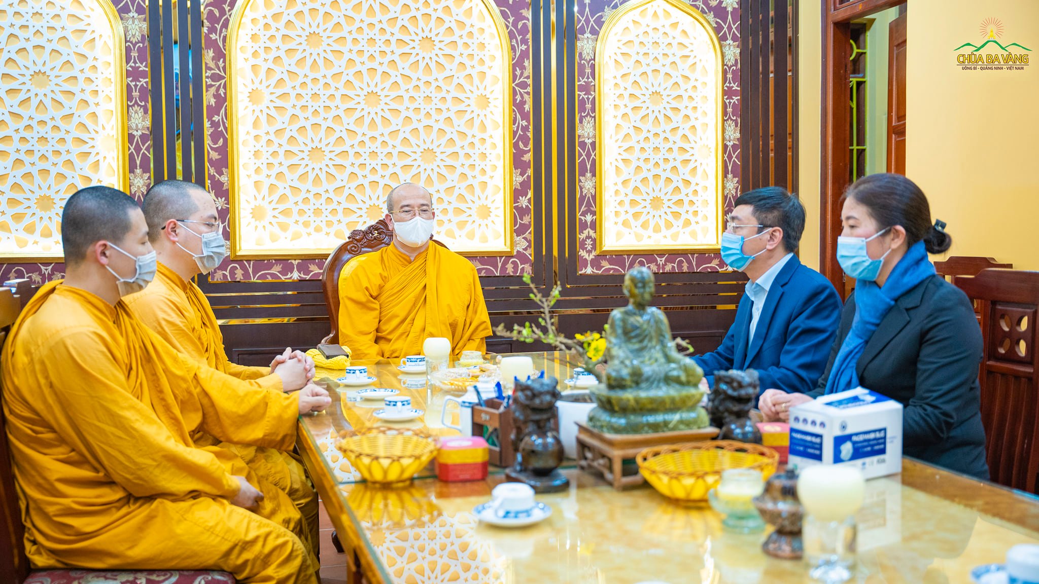 Nhân dịp năm mới Nhâm Dần sắp đến, đại diện lãnh đạo UBMTTQ TP. Uông Bí đã đến thăm Sư Phụ Thích Trúc Thái Minh và chư Tăng chùa Ba Vàng