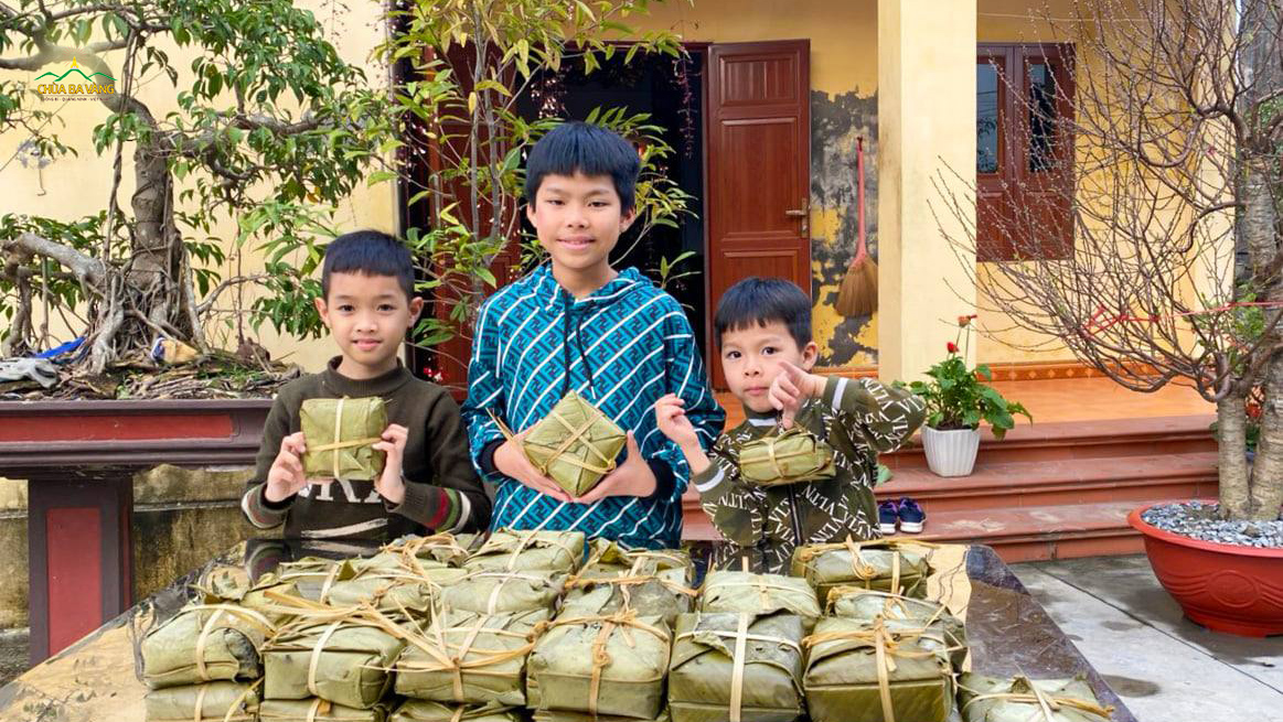 Phật tử nhí chùa Ba Vàng khoe những chiếc bánh chưng gia đình mình làm