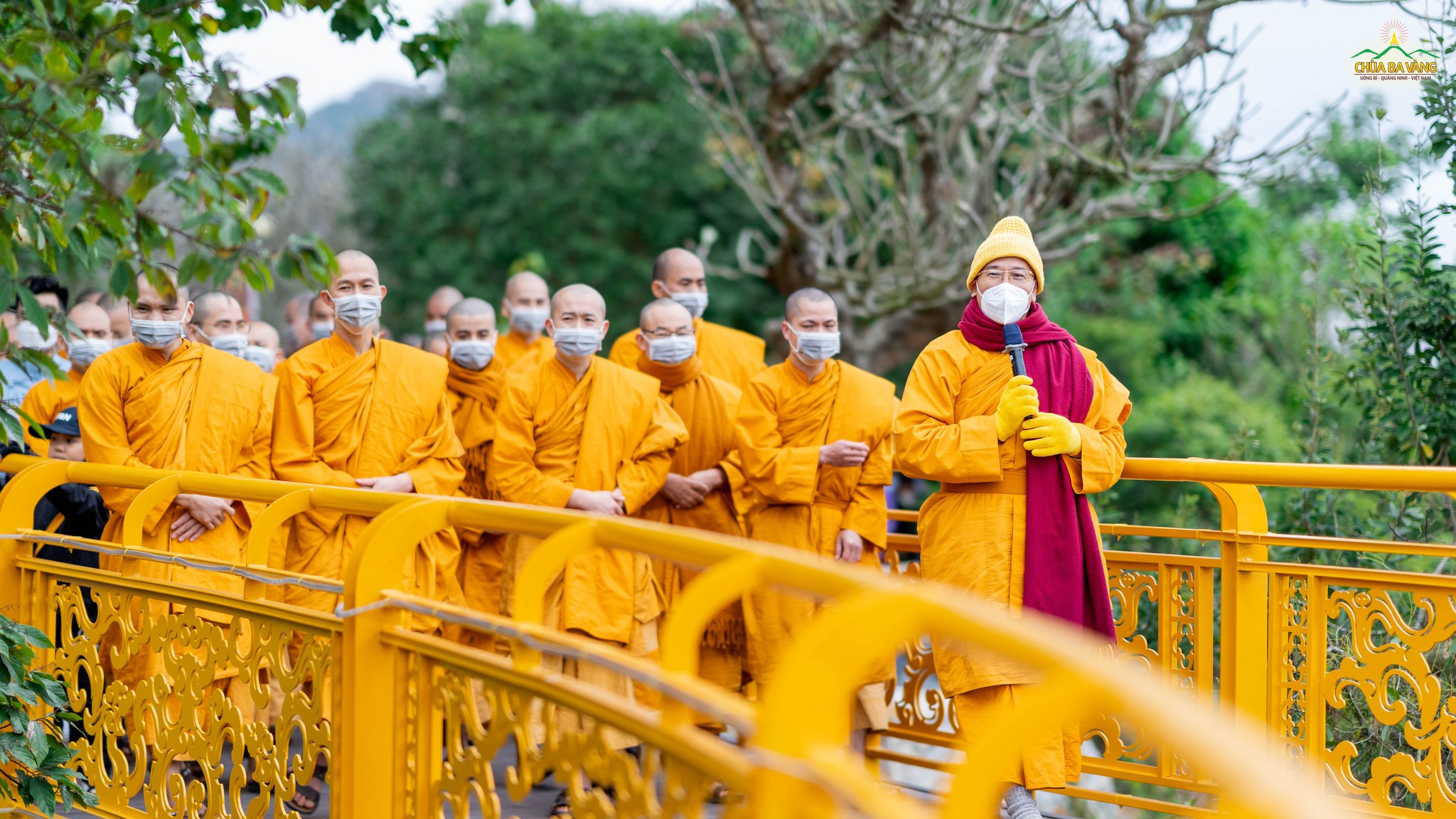 Sư Phụ cùng chư Tăng hoan hỷ tham quan cây cầu vàng - một địa điểm mới tại chùa Ba Vàng trong dịp Tết năm nay