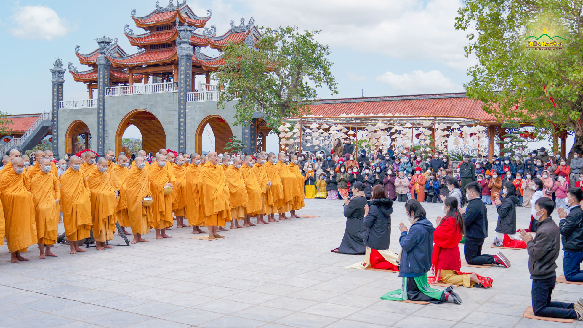 Phật tử Phạm Thị Yến đại diện cho các Phật tử trong CLB Cúc Vàng chùa Ba Vàng dâng lời tác bạch