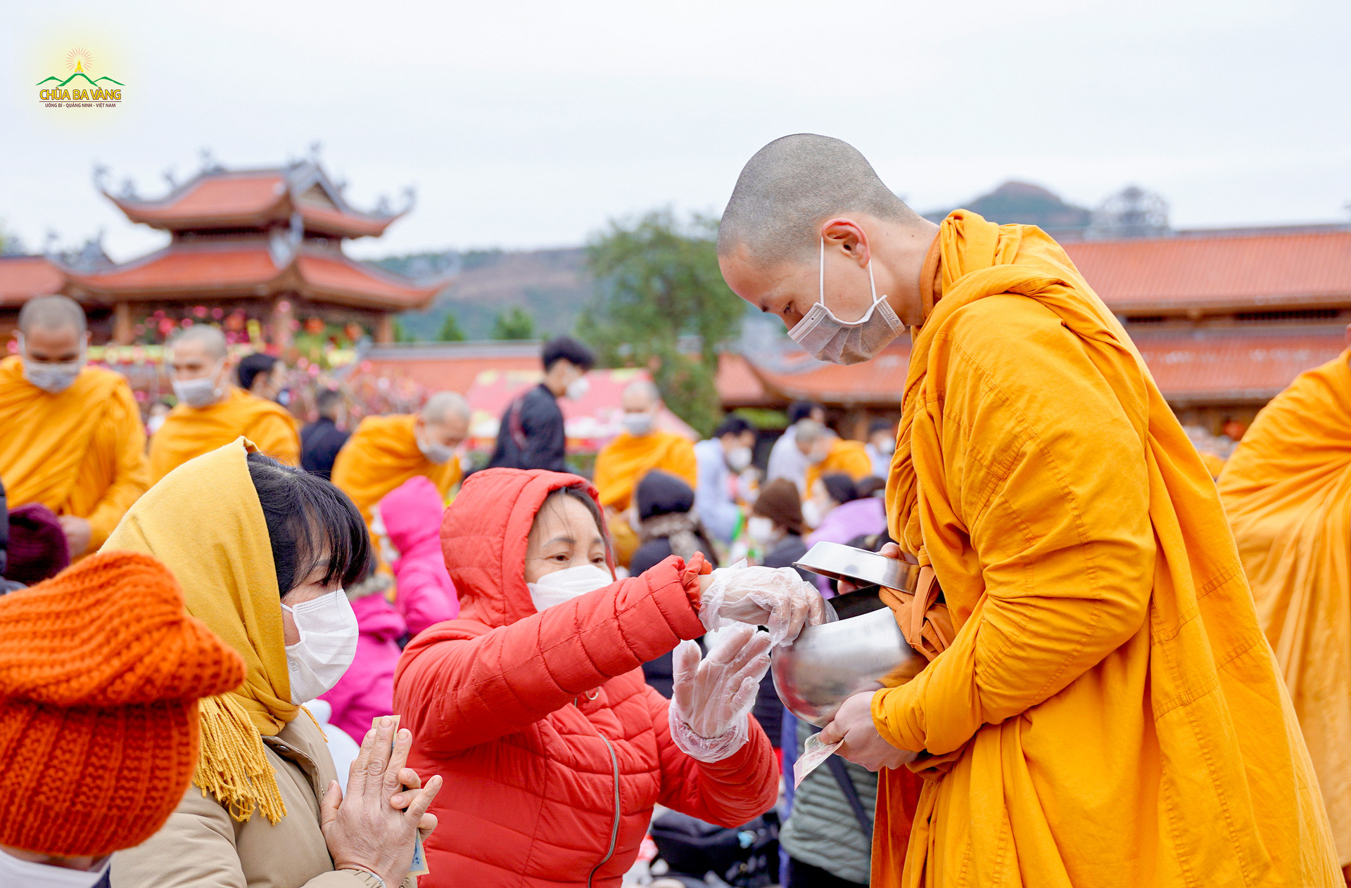 Phật tử cung kính sớt bát cúng dường chư Tôn đức Tăng