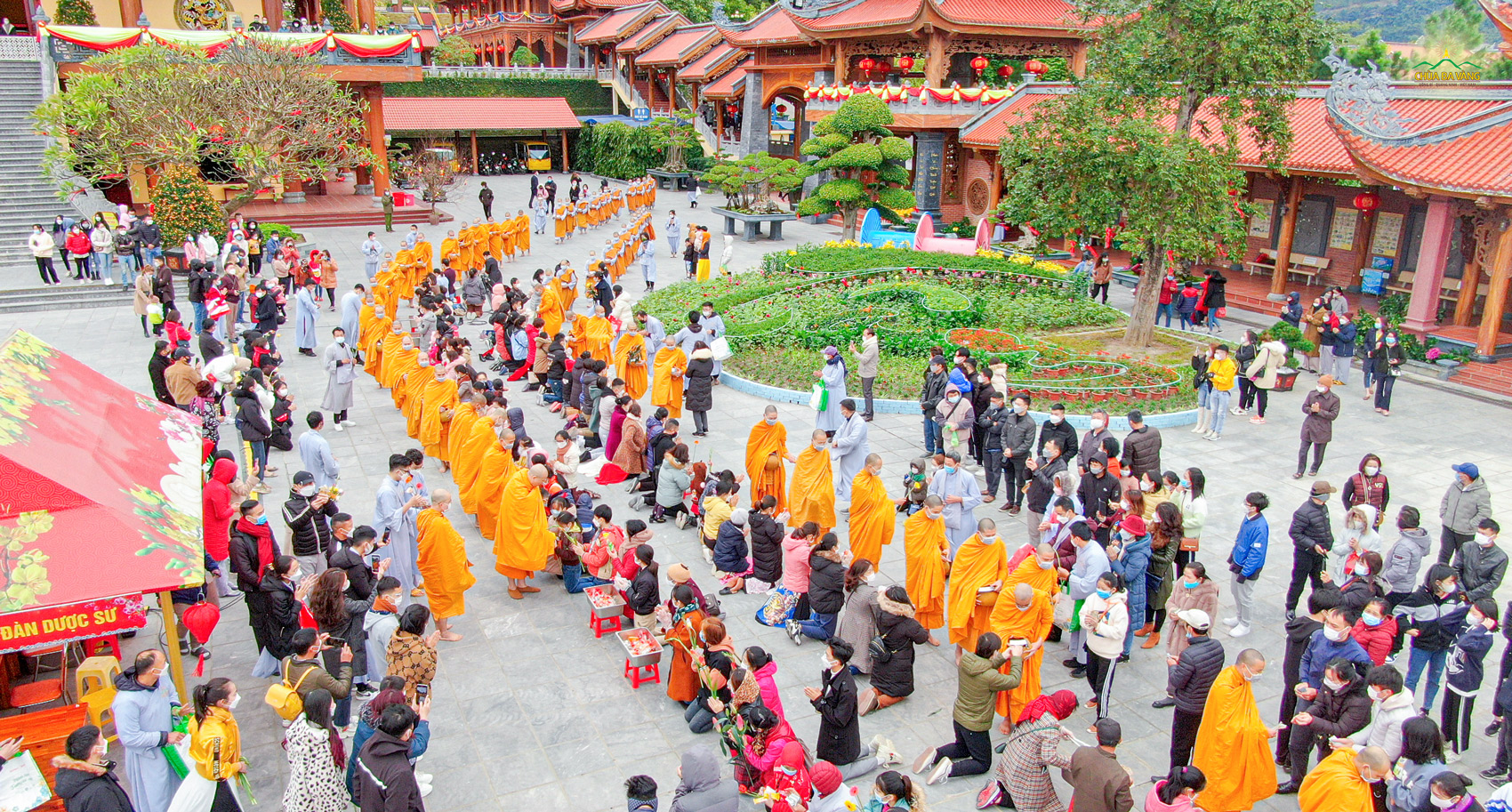 Toàn cảnh lễ sớt bát cúng dường đầu xuân tại sân chính điện chùa Ba Vàng