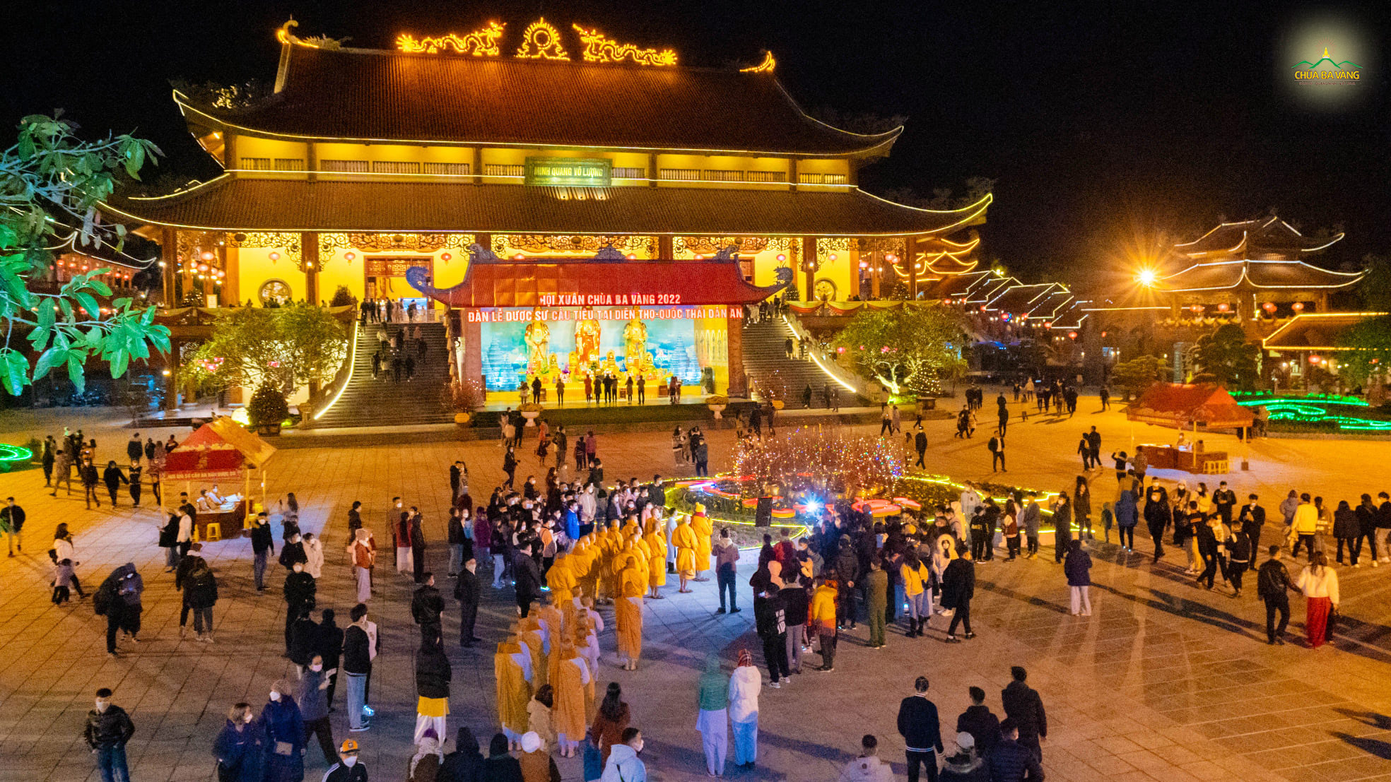 Trong không gian tuyệt diệu dưới tiết trời xuân, Sư Phụ, chư Tăng đã cùng nhân dân, Phật tử có mặt tại chùa đi tham quan các tiểu cảnh Tết Nhâm Dần tại sân Chính Điện chùa Ba Vàng