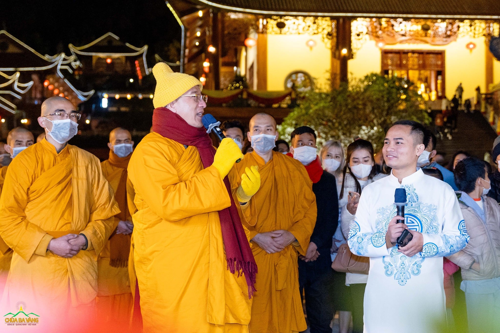Vừa tham quan, Sư Phụ vừa giới thiệu ý nghĩa Phật giáo cũng như những giá trị văn hóa dân gian của các tiểu cảnh
