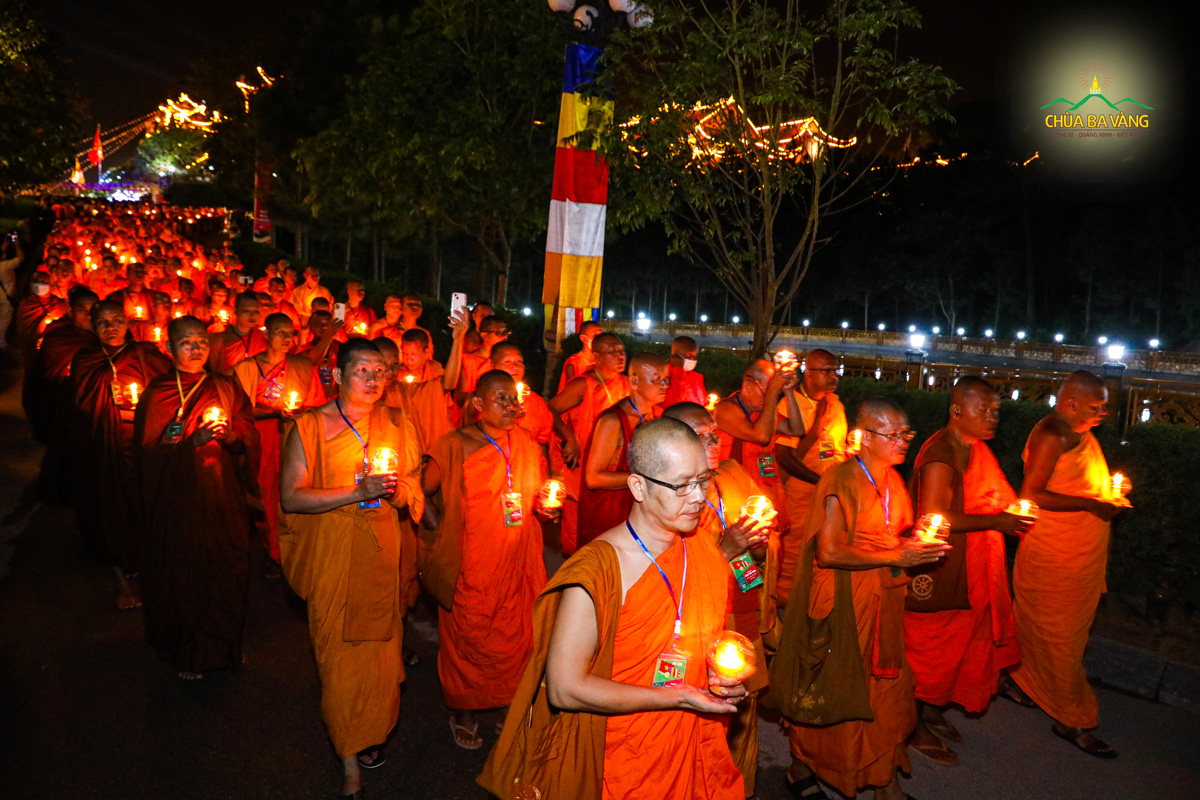 Chư Tăng các nước trên thế giới tham dự lễ rước đăng cúng dường Đức Phật đản sinh