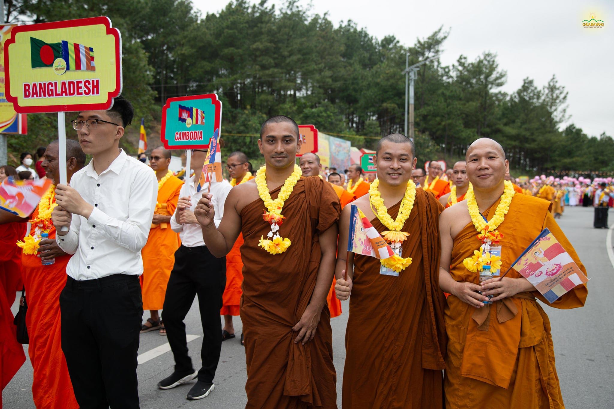 Chư Tăng các nước hân hoan tham dự lễ diễu hành kỷ niệm ngày Đức Phật đản sinh