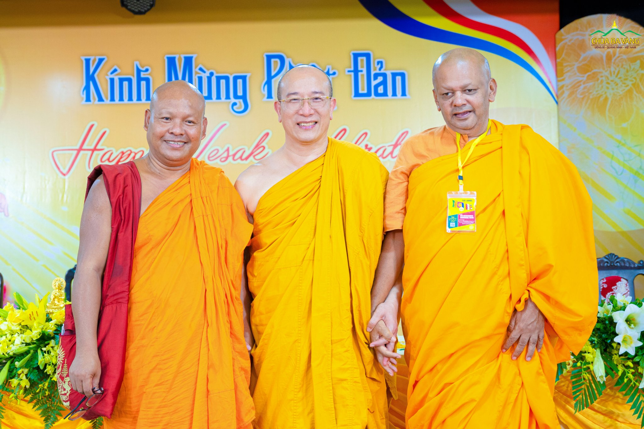 Hòa thượng Mugunuwela Anuruddha Thero (đứng bên phải) cùng chụp hình với Thầy Thích Trúc Thái Minh 