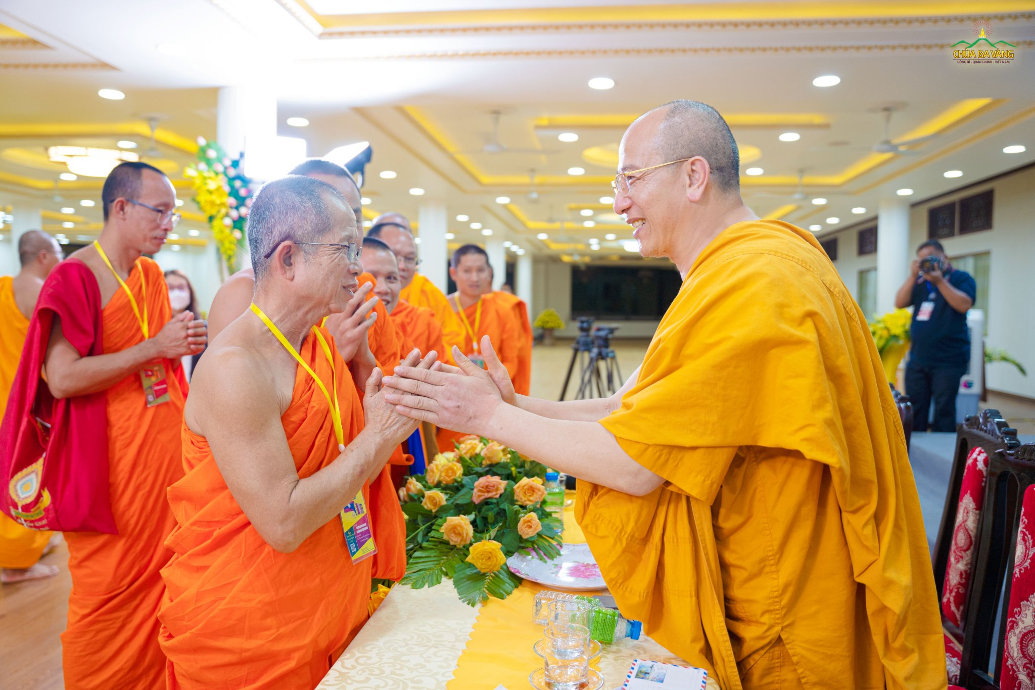 Hòa thượng Luang Por Chantarin Jinna Dhammo - Phó Trưởng ban Phật giáo tỉnh Luông Pha Bang, vương quốc Lào gửi lời cảm ơn tới chùa Ba Vàng (ảnh minh họa)
