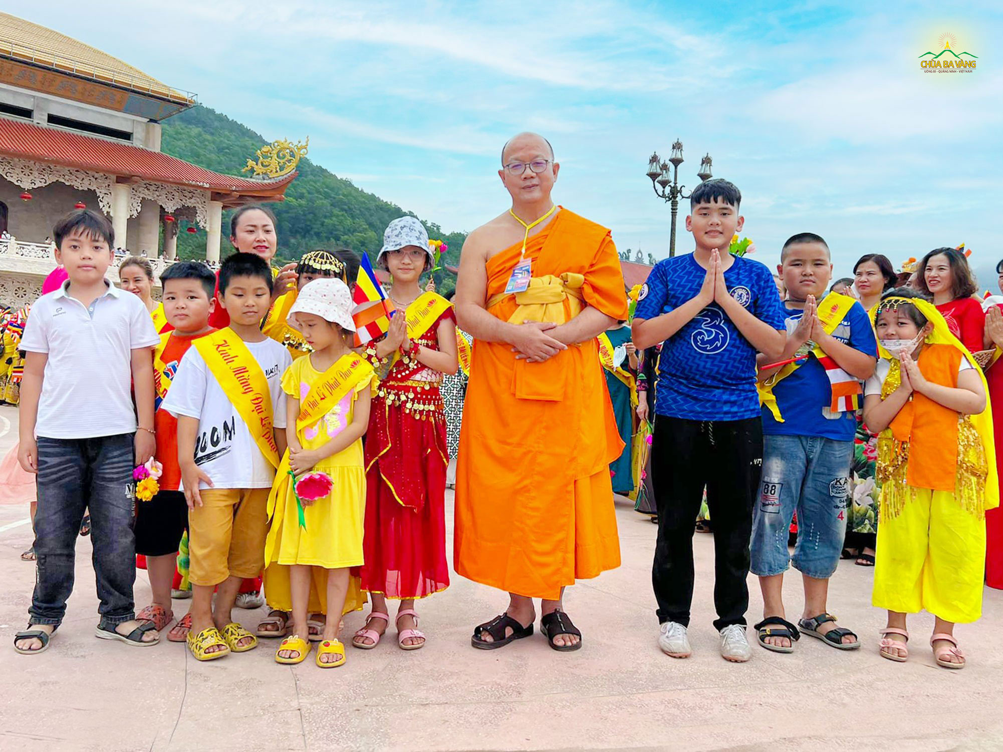 Thầy Phra Pornchai Pinyapong chụp hình cùng các bạn nhỏ Việt Nam
