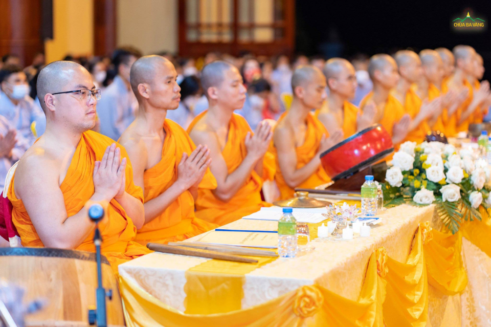 Chư Tăng tác lễ phổ tế theo lời thỉnh cầu của các Phật tử