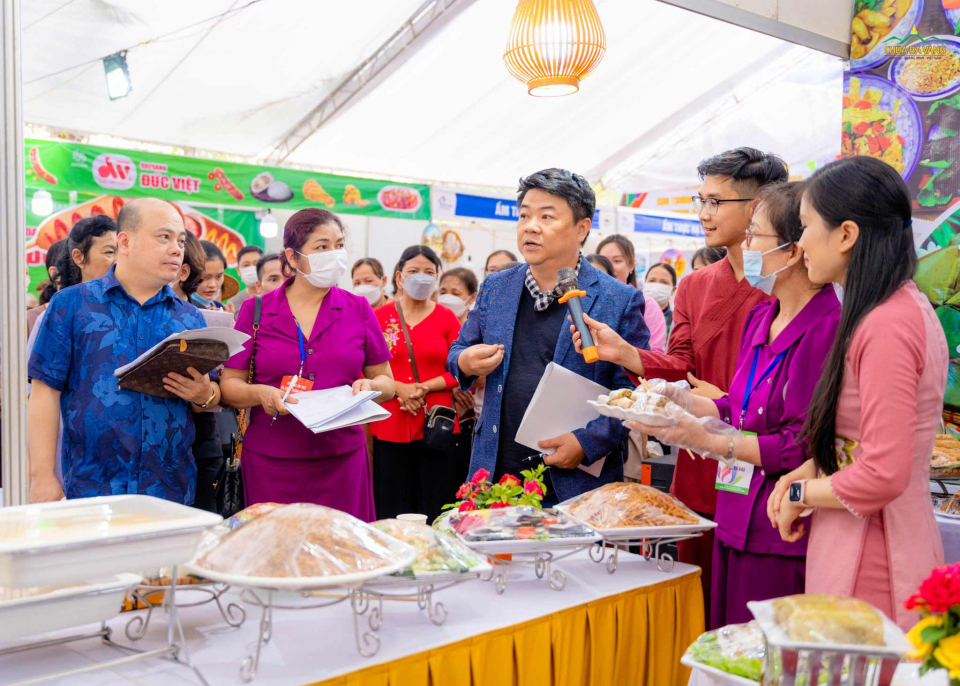 Chủ tịch Hội Đầu bếp Việt - ông Nguyễn Thường Quân đánh giá cao về hình thức cũng như hương vị của các món ăn tại gian hàng ẩm thực của các Phật tử chùa Ba Vàng