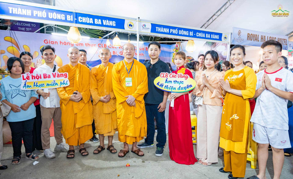 Sư Phụ Thích Trúc Thái Minh cùng đại diện chư Tăng đã đến hỏi thăm và tham quan gian hàng ẩm thực của các Phật tử chùa Ba Vàng