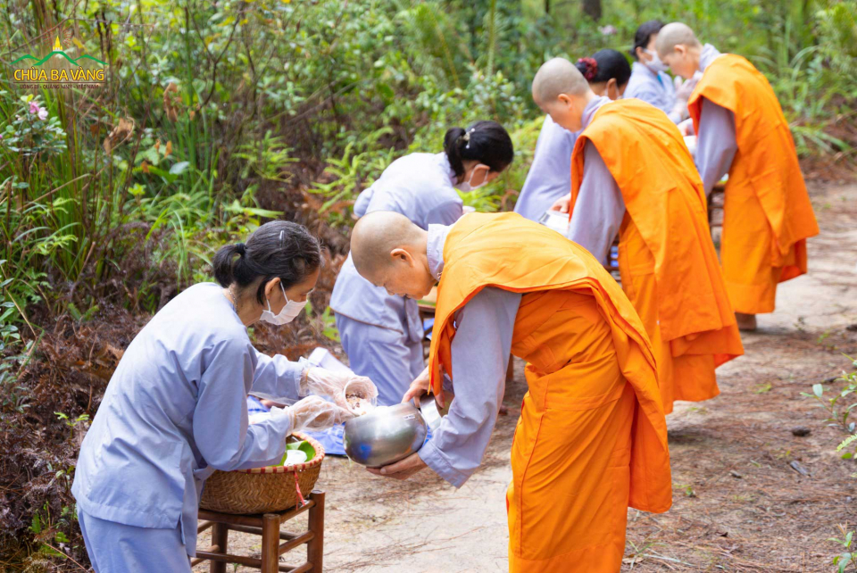 Với những vật thực tinh sạch dâng lên cúng dường, những người con Phật nguyện mong chư Ni được mạnh khỏe, tu hành sớm vào Thánh quả