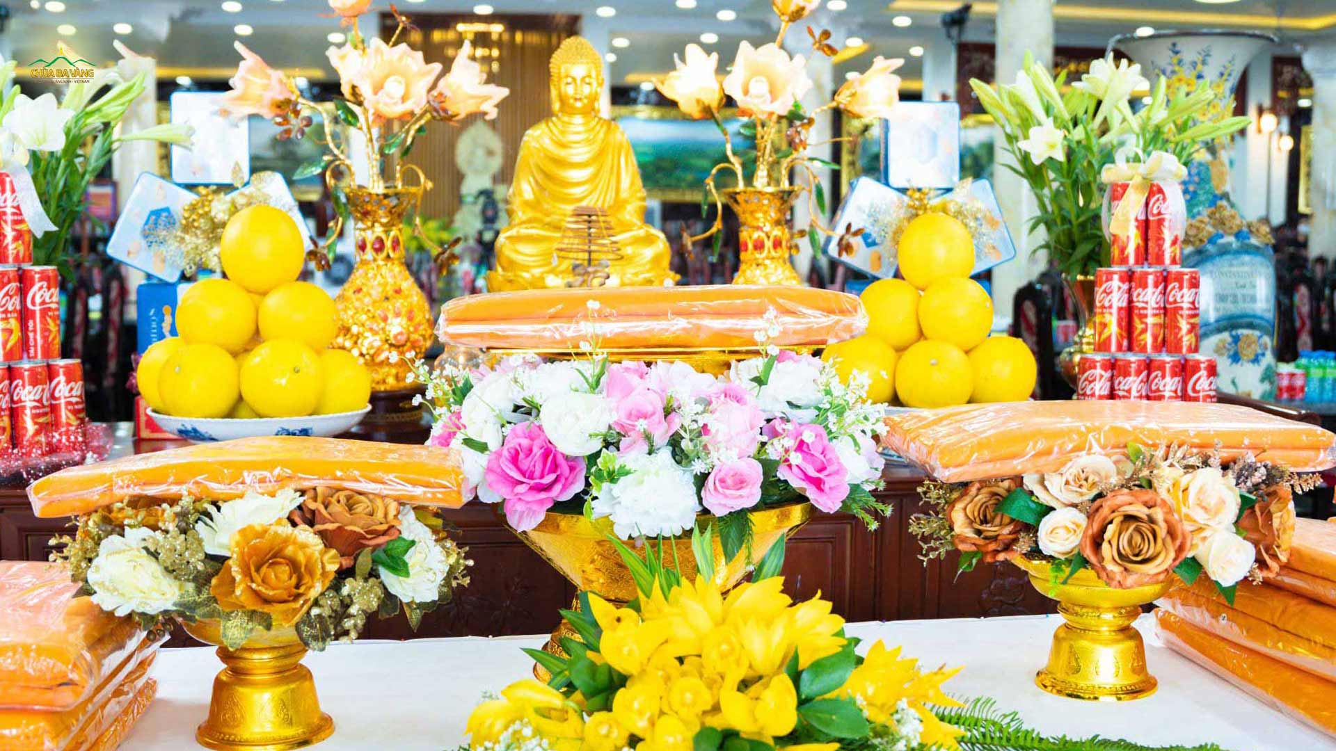 Phật tử chùa Ba Vàng thành tâm sắm sửa y cà sa dâng lên cúng dường Sư Phụ cùng chư Tăng chùa Ba Vàng