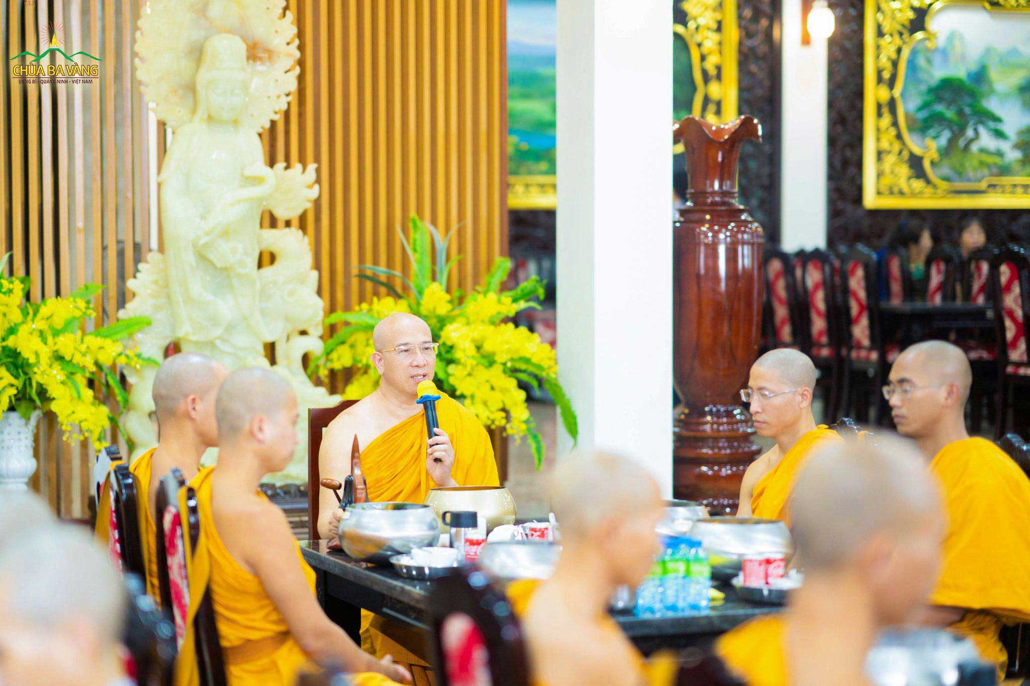 Sư Phụ từ bi đón nhận sự cúng dường và ban bố những lời chỉ dạy cho các Phật tử