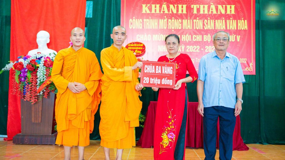 Bà Nguyễn Thị Vân - Bí thư, Trưởng khu 5A thay mặt cho các lãnh đạo đón nhận phần quà của chùa Ba Vàng