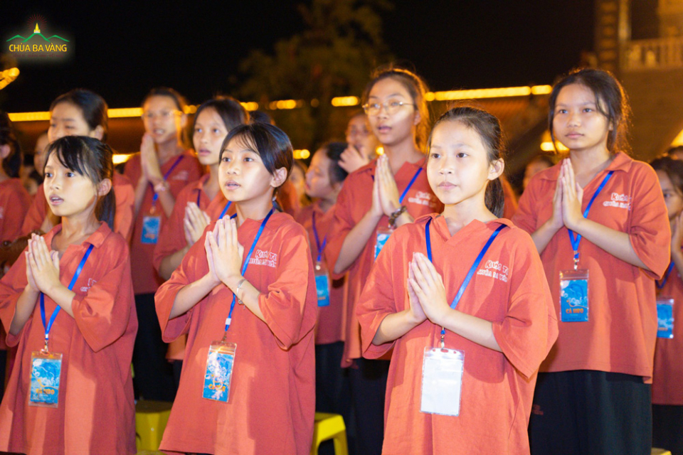 Các bạn khóa sinh tham gia lễ chẩn tế tại sân Chính Điện chùa Ba Vàng