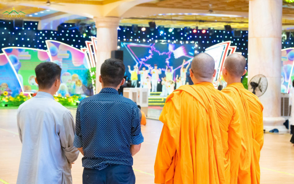 Chư Tăng và các Phật tử theo dõi buổi tổng duyệt cho Chương trình Văn nghệ chào mừng Khóa tu mùa hè lần 2