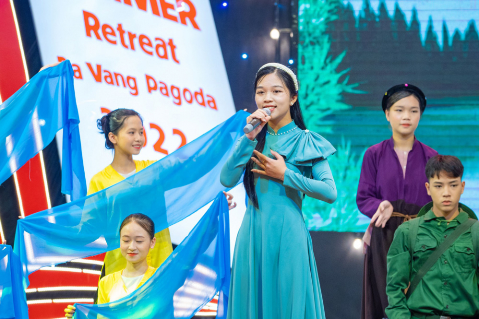 Ca sĩ Hằng Hải cùng nhóm múa Tuổi trẻ Ba Vàng thể hiện bài hát 
