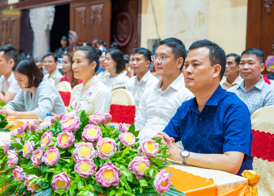 Ông Phạm Thái Sơn - Phó Chủ tịch Ủy ban MTTQ thành phố Uông Bí tham dự đêm văn nghệ chào mừng Khóa tu mùa hè lần 2 năm 2022  (Ông Phạm Thái Sơn ngồi ngoài cùng phía tay phải)