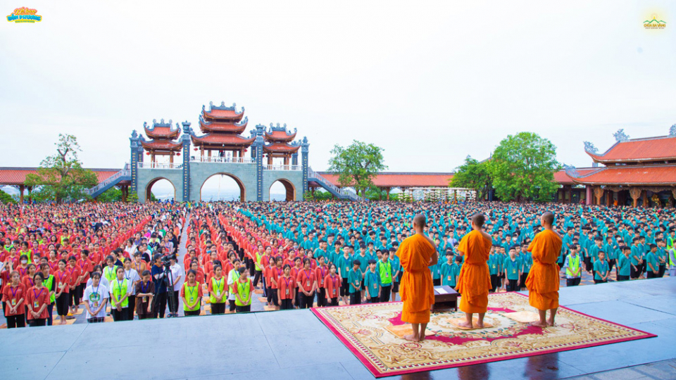 Sáng nay, hơn 5000 khóa sinh Khóa tu mùa hè đã được chư Tăng hướng dẫn lễ Phật, ngồi thiền