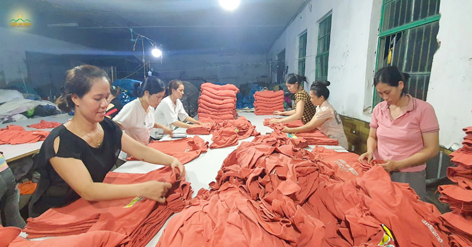 Các Phật tử đạo tràng Trúc Bảo Nam Phong - Nam Định cẩn thận gấp quần áo