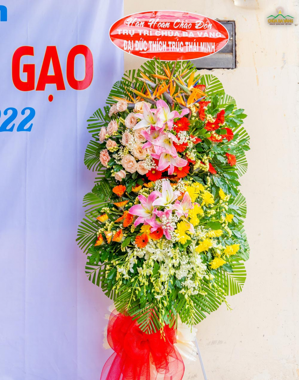 Lẵng hoa chào đón Đại đức Thích Trúc Thái Minh trong buổi ủng hộ gạo tại Tiền Giang