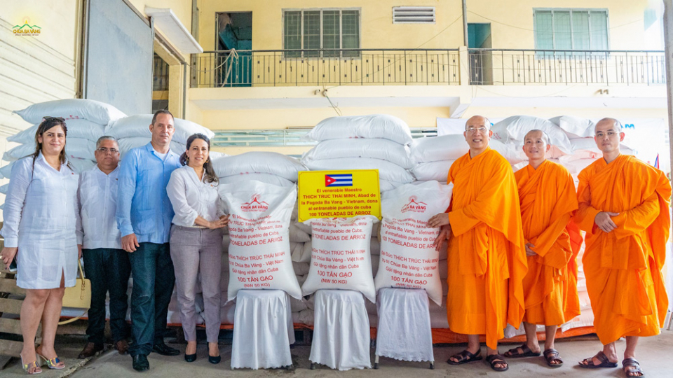 Ngày 05/7/2022 vừa qua, tại tỉnh Tiền Giang, Chùa Ba Vàng trao tặng 100 tấn gạo hỗ trợ nhân dân Cuba