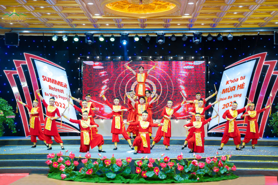Ban Tài năng chùa Ba Vàng đã có tiết mục trình diễn đầy thu hút với bài hát 