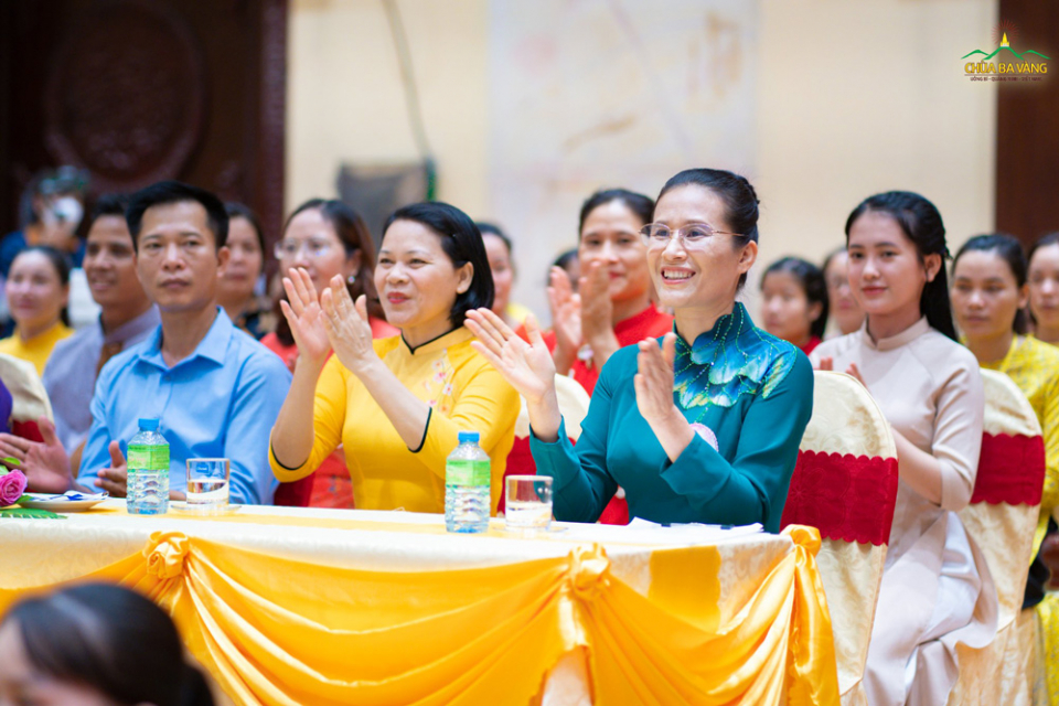 Phật tử Phạm Thị Yến (Tâm Chiếu Hoàn Quán) - Phó trưởng Ban Tổ chức khóa tu mùa hè chùa Ba Vàng tham dự chương trình