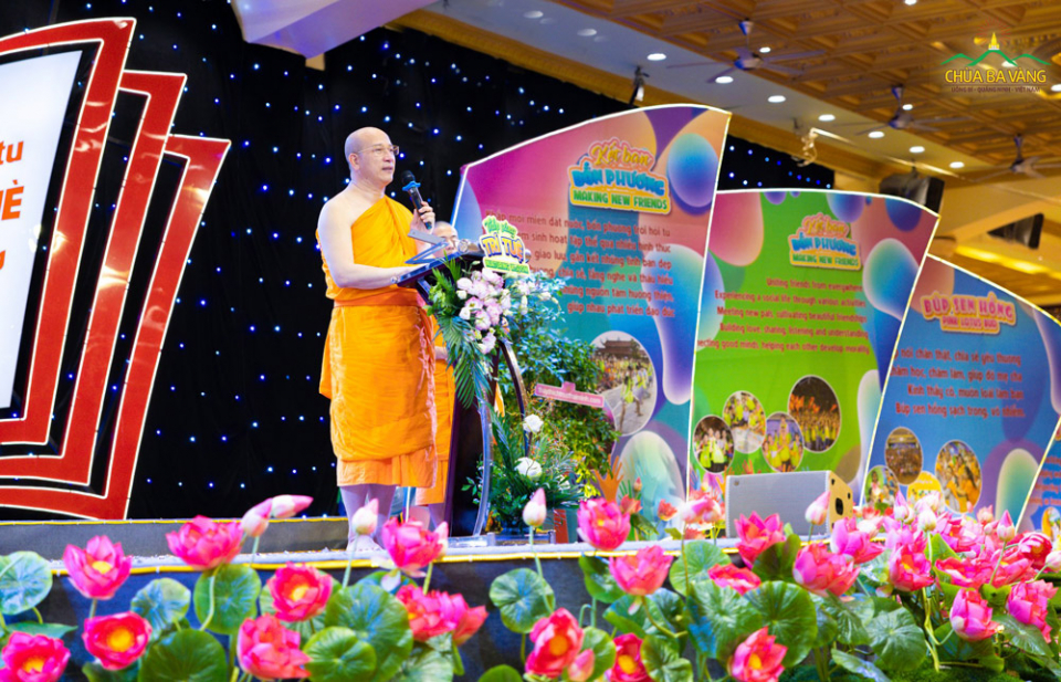 Sư Phụ Thích Trúc Thái Minh quang lâm sân khấu, ban bố những lời đạo từ quý báu để tiếp thêm tinh thần, động viên cho các bạn khóa sinh và tình nguyện viên bước vào Khóa tu mùa hè lần 3 năm 2022