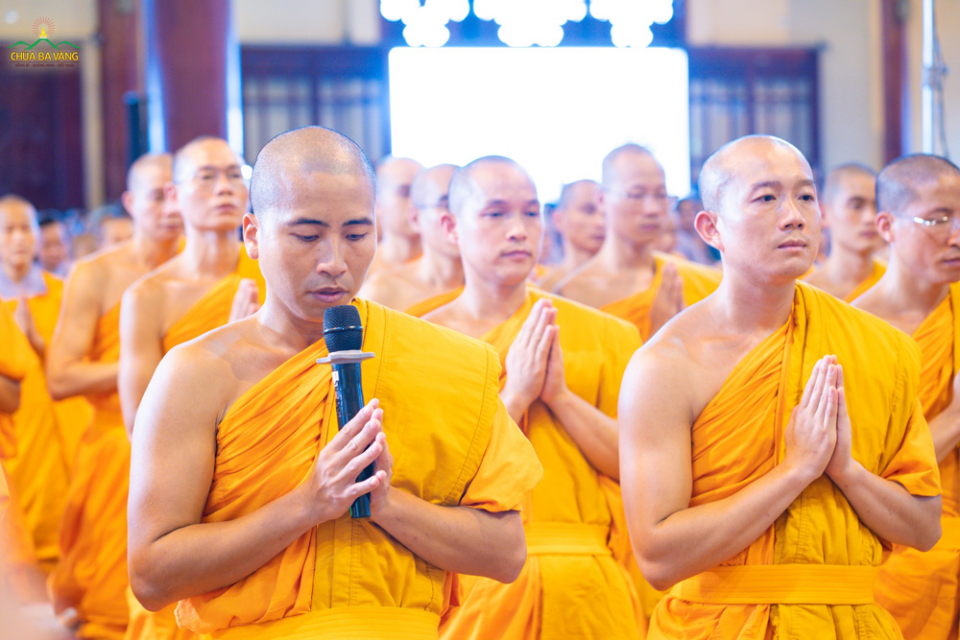 Đại đức Thích Trúc Bảo Tiến đại diện cho chư Tôn đức Tăng Ni cùng toàn thể nhân dân, Phật tử dâng lời phát nguyện để đại chúng đồng phát Bồ Đề tâm nguyện
