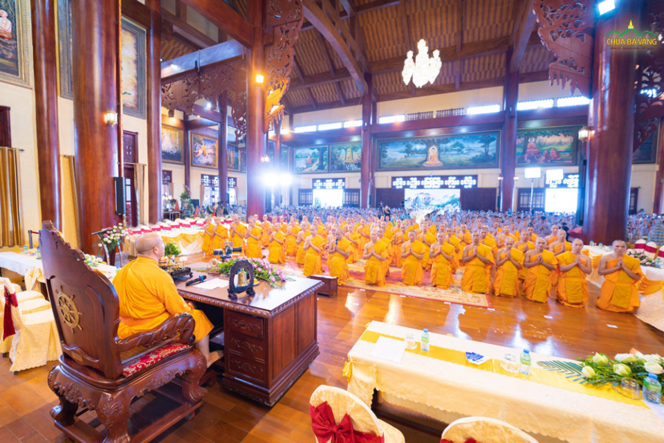 Tứ chúng Ba Vàng cùng nhân dân, Phật tử thập phương dâng lời phát nguyện Bồ Đề trước Sư Phụ