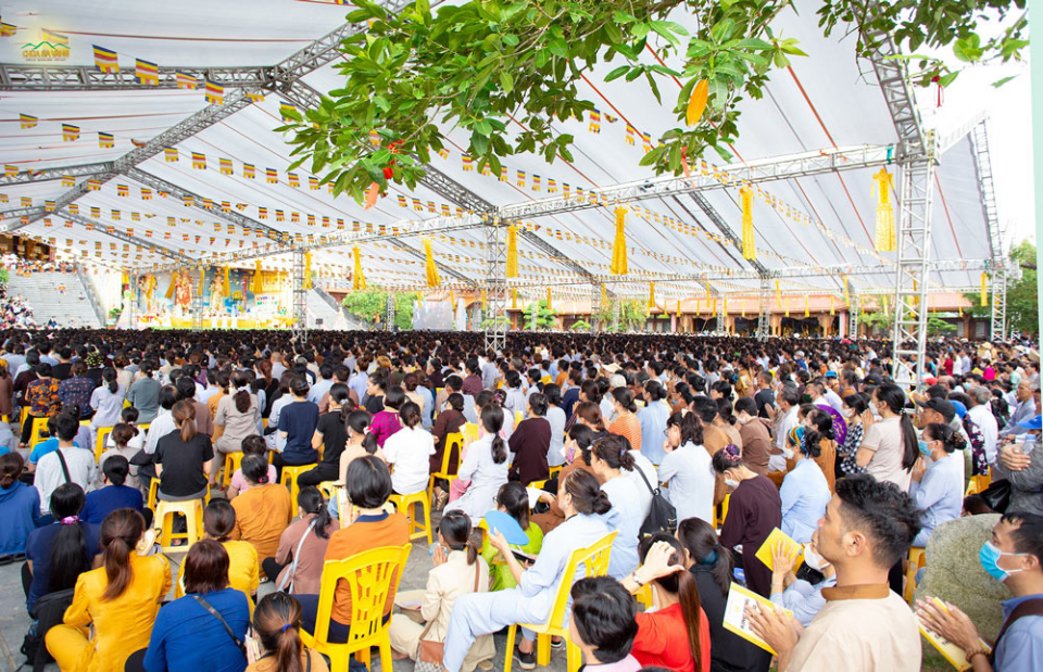 Đông đảo Phật tử, nhân dân thập phương đã về chùa tham dự lễ cầu siêu vong linh thai nhi ngày 19/6/Nhâm Dần