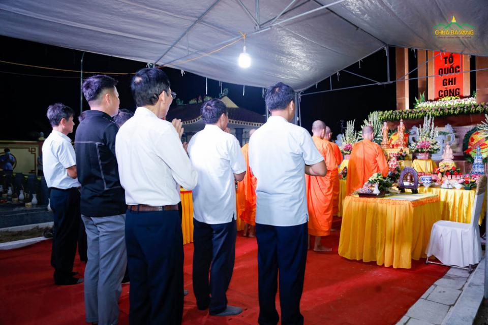 Chư Tăng chùa Ba Vàng cùng lãnh đạo địa phương tác lễ cầu siêu cho anh linh các anh hùng liệt sĩ