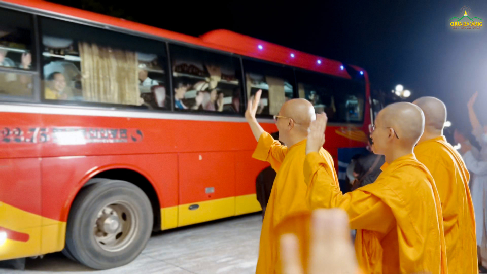 Sư Phụ cùng chư Tăng vẫy tay chào tạm biệt đoàn bắt đầu hành trình trở về miền đất Phật