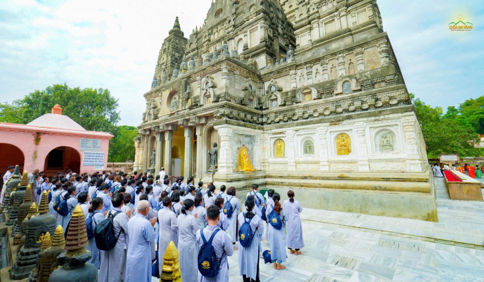 Các Phật tử chắp tay trang nghiêm đối trước ngôi Đại Bảo tháp linh thiêng