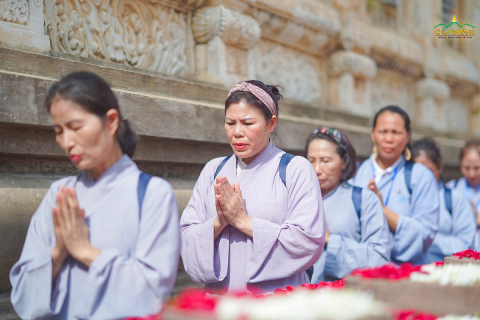 Các Phật tử chắp tay tưởng nhớ Đức Thế Tôn